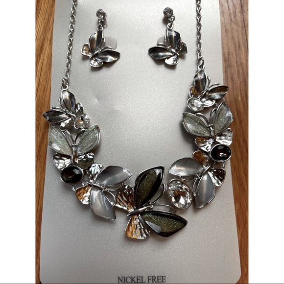 BEAUTIFUL Butterfly necklace w/matching earrings, available in multiple colors! - Picture 8 of 10